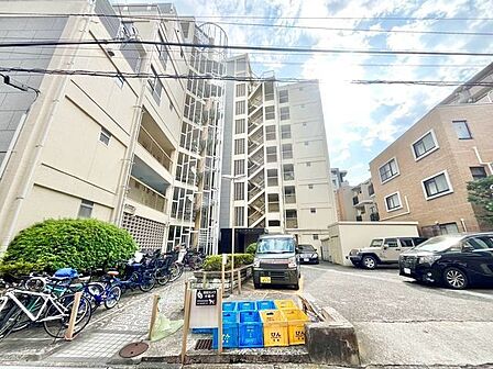 住まう方々が歳月をかけて育んだ豊かな歴史を感じるマンション。気品溢れる佇まいが暮らしを素敵に変える。