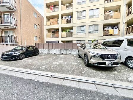 敷地内駐車場。