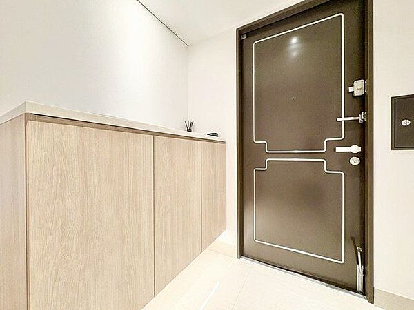 明るい日が差し込む室内へ。「ただいま」と「おかえり」が交わされる幸せな空間が待っています。