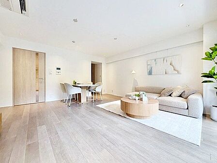 帰りたくなる空間を意識。やわらかな陽光を纏った広々としたリビングでくつろぎのひと時。