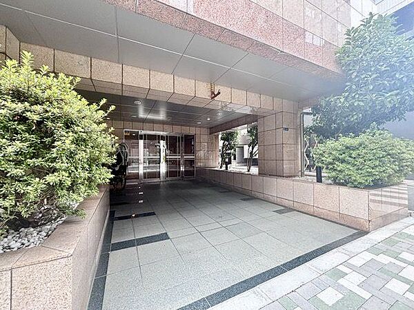 街の環境と住む人の暮らしを第一に考え創り出された、こだわりのエントランス空間。