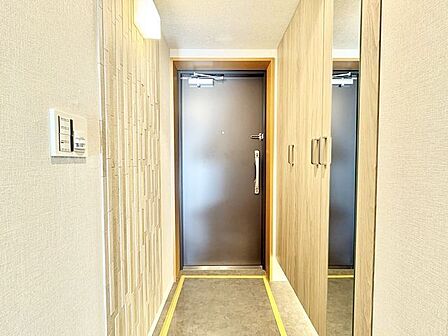 玄関はお家の顔としてすっきりとした素敵な空間に。印象のよい玄関は爽やかな住まいへの入り口です。