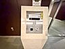 エントランス：快適な暮らしを守るオートロック機能付。