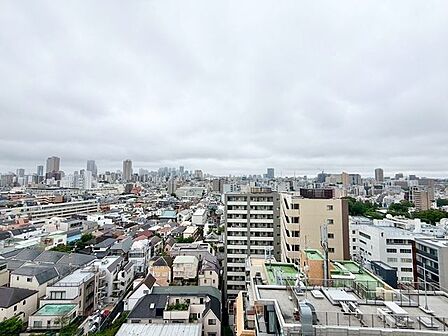 遠くまで広がる街並みを見渡しながら、のんびりとお過ごしいただけます。