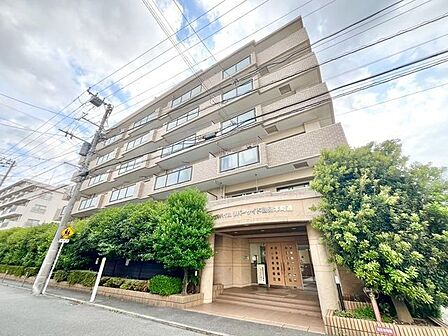 明るさとぬくもりを感じる、落ち着いた佇まい。ずっと色あせない、愛情の持てる外観。