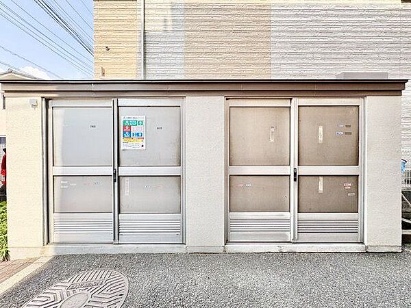敷地内ゴミ置き場。