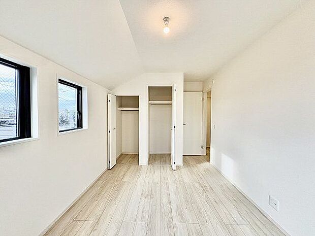 各部屋を最大限に広く使って頂ける様、全居住スペースに収納付。プライベートルームはゆったりと快適に。