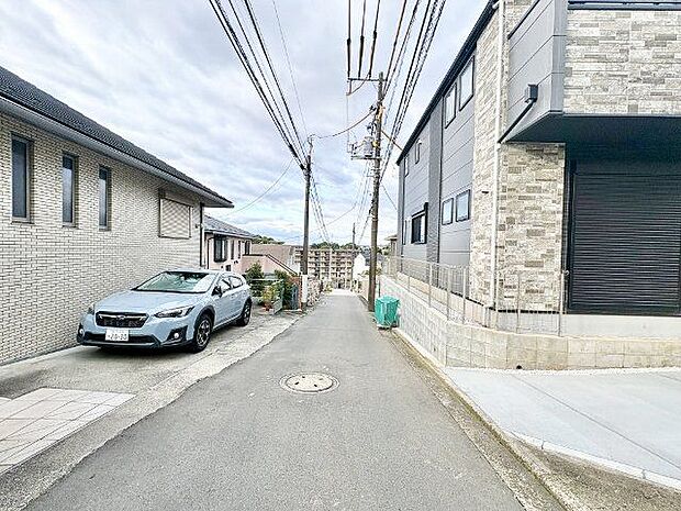 通行や駐車の際に余裕がある前面道路。光が差し込む明るい居住空間、風通しも良好で過ごしやすい環境です。