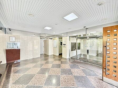 外と内をつなぐエントランスは、まさに顔となる場所。シンプルながらも上質な空間を作り出します。