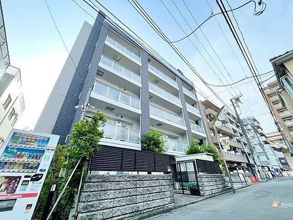 陽射しを受けて輝く時間、街灯に照らし出される夕暮れ時。様々なシーンで違った表情を見せてくれます。