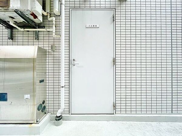 マンションの敷地内にゴミ置き場有り。遠くまで歩く必要がなく、鳥被害も防ぎます。