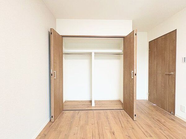 充分な収納スペースを確保。居室内に余計な家具を置く必要がないので、シンプルですっきりとした暮らし。