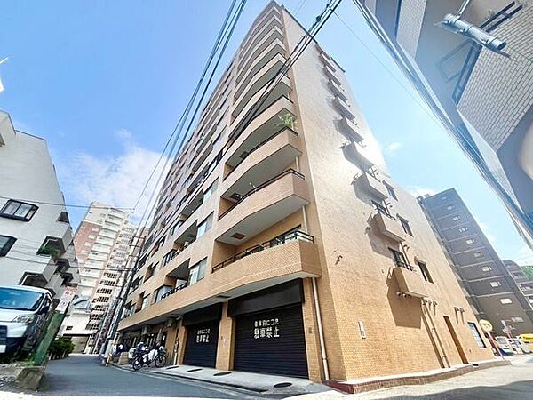 街並みに自然と馴染む色を基調とした外観は、温かみのある色合いが全体を包み、やさしい雰囲気を感じます。