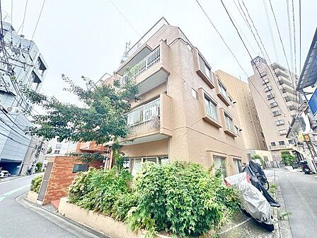 いくつもの季節が過ぎ去り、人々の想い出を見守り続けて来た本邸宅。人生を楽しむための住まいになりました。