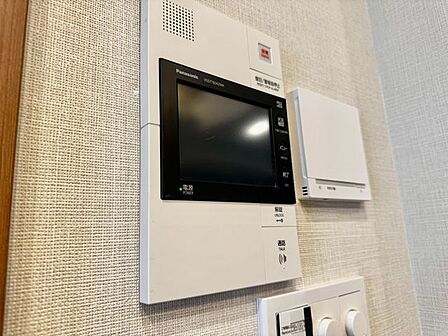 来訪者の確認ができるモニター付きインターホン完備。
