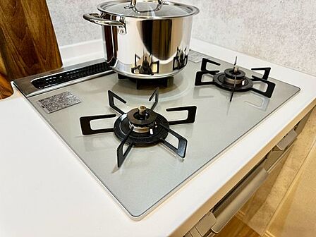 3口コンロで、お料理の効率もアップ。受け皿のないフラット天板で、お手入れもラクラク。