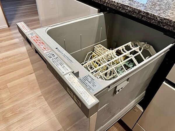 ビルトイン食洗機は作業台が広く使え、見た目もスッキリ。節水や節電も充実して家事の手助けをしてくれます。