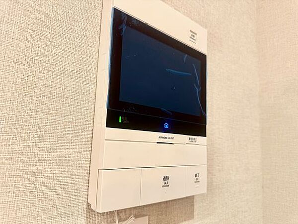 来訪者の確認ができるモニター付きインターホン完備。