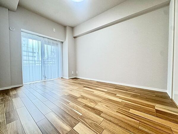 大きな窓からたっぷりと陽光が注がれる明るい空間。時を忘れて過ごせるお部屋。