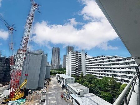 暮らしの中で光と風を演出してくれるバルコニー。開放感を演出しながら、爽やかな風が通ってきます。 (空の加工を生成AIで行っています)