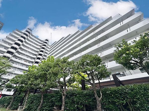 環境に調和した気品漂う外観。落ち着きのある上質な空間へといざないます。（空の加工を生成AIで行っています）