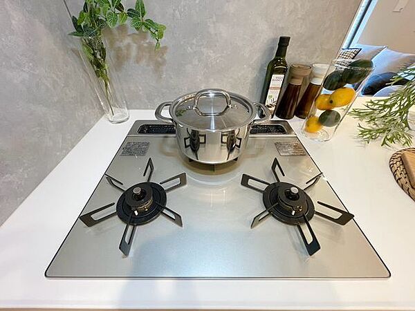 忙しいときでも一度にたくさんの料理が作れる3口コンロ。使い勝手の良さを考えました。