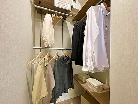 充分な収納スペースを確保。居室内に余計な家具を置く必要がないので、シンプルですっきりとした暮らし。
