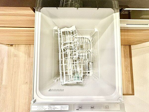 ビルトイン食洗機は作業台が広く使え、見た目もスッキリ。節水や節電も充実して家事の手助けをしてくれます。