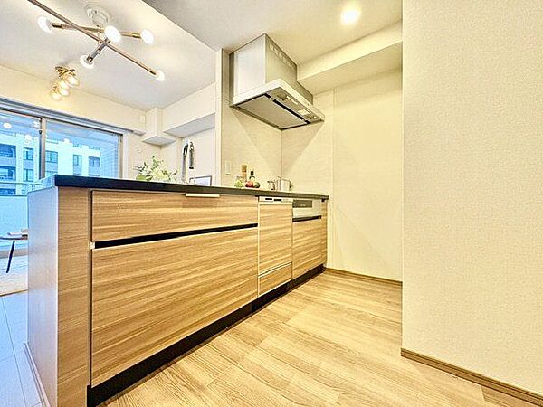キッチンはリビングダイニングを見渡せる対面式キッチン。家事が捗るように動線を意識した間取りです。
