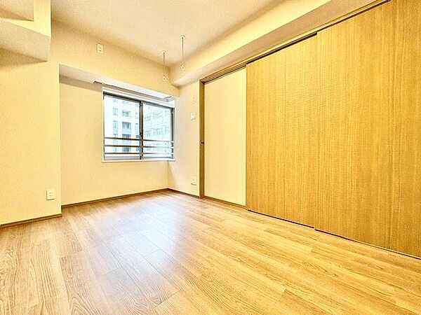 一日の疲れをいやしてくれる主寝室。時を忘れて過ごす場所として過ごせるお部屋。