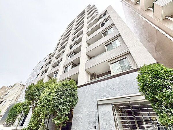 堂々たる趣ながら、主張し過ぎずどこか余裕を感じさせるシャープなフォルムで佇む邸宅。