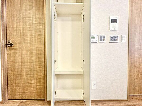リビングにも収納をご用意。日用品の収納など便利にお使いいただけます。