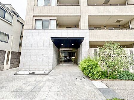 落ち着きのある温かな風情のエントランスは、訪れる方々を優しく包み込み、心地よい空間を演出しています。