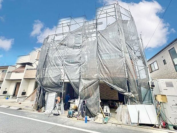 思い描いた暮らしをこの地で実現。閑静な住宅街ならではの快適で贅沢な暮らしをお楽しみいただけます。(空の加工を生成AIで行っています)