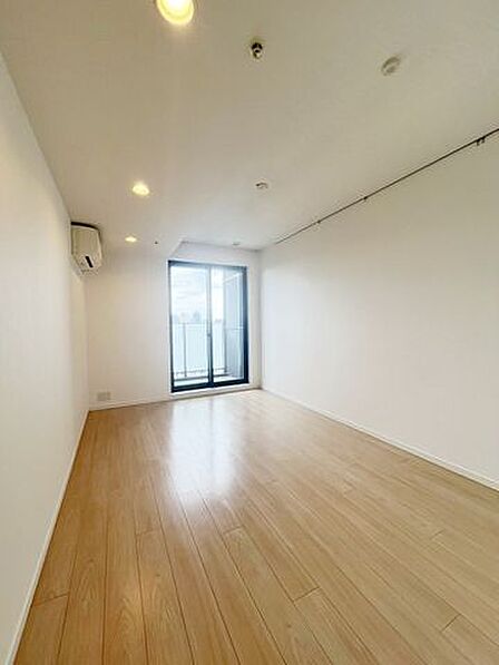 大きな窓からたっぷりと陽光が注がれる明るい空間。時を忘れて過ごせるお部屋。