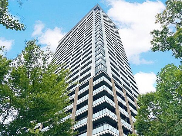 高貴な雰囲気を纏う外観。クオリティを追求した快適な空間が住まう方の心を満たします。