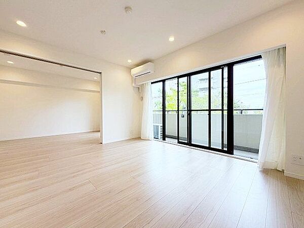 通り抜けた光と風が心地よい空間を演出。表情豊かな木目が美しくやわらかな雰囲気に。