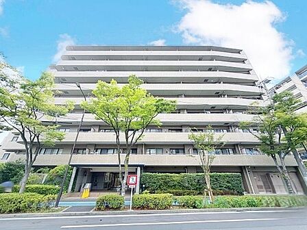 どこか余裕を感じさせる上質な佇まい。人生を楽しむための住まいに。(空の加工を生成AIで行っています)