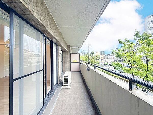 朝の光に包まれ目覚める、優しい空間を演出する東向きバルコニー。（空の加工を生成AIで行っています）