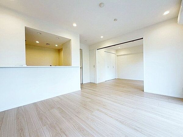 家具やアートなども余裕をもって配置できます。お気に入りのアイテムで満たしてください。