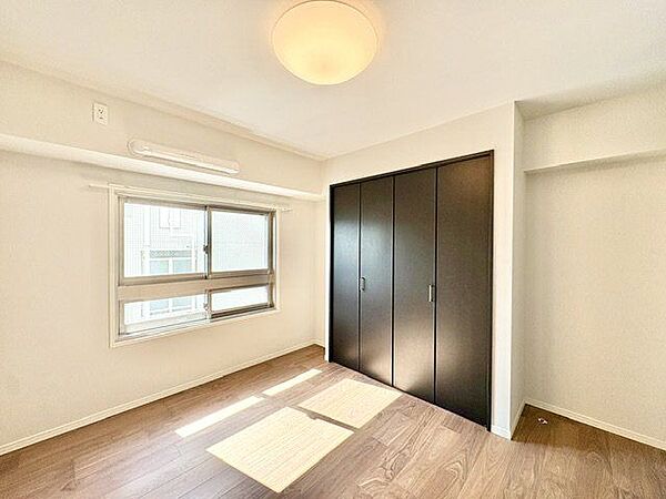 居心地のいい暮らしには欠かせない採光。たっぷりと陽光が注がれる明るい空間。