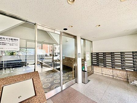 落ち着きのある温かな風情のエントランスは、訪れる方々を優しく包み込み、心地よい空間を演出します。