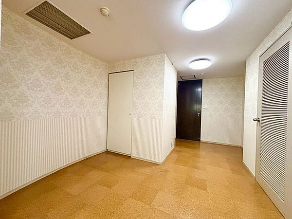 住まう方自身でカスタマイズして頂けるように「シンプル」にデザインされた室内。