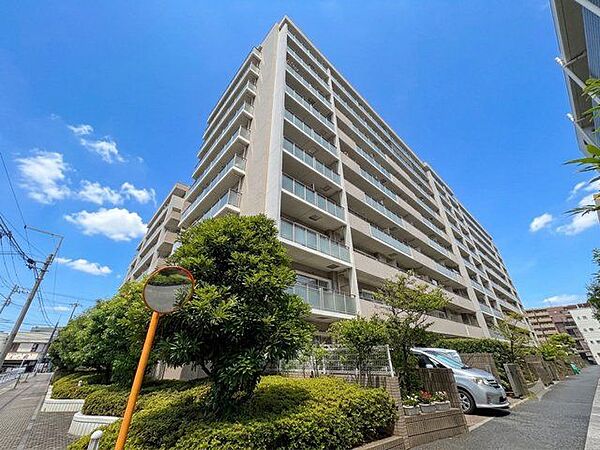 豊かな水と緑が配され、落ち着いた雰囲気に溢れた、良好な住環境。（空の加工を生成AIで行っています）