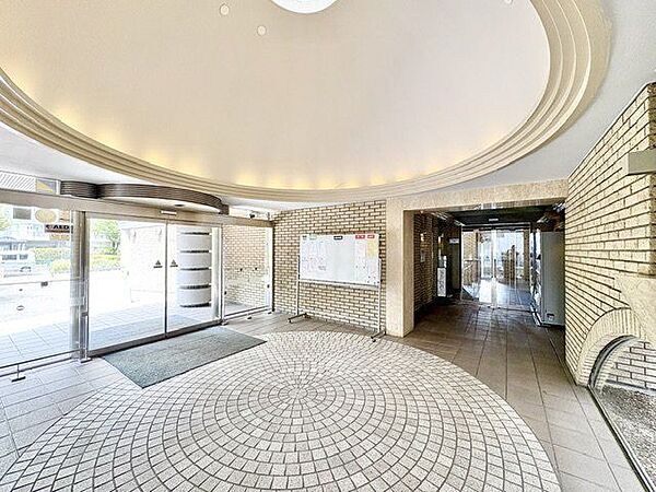 明るく開放的なエントランスホール。品格漂うエレガントな空間です。