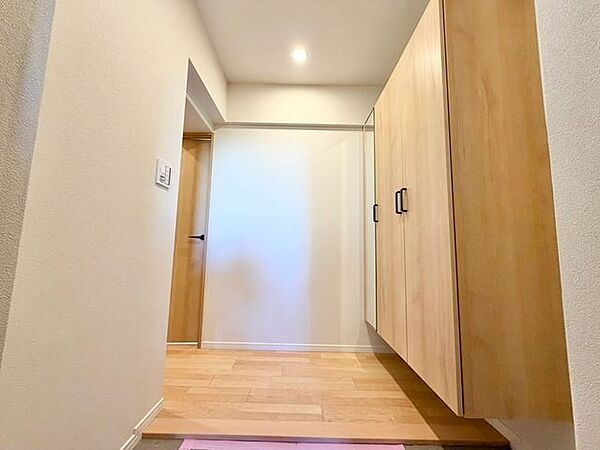 毎日の行き帰りで使う大事な玄関は、清潔感があり、明るく迎えてくれます。
