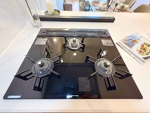 料理の幅が広がる、同時進行できる3口コンロのキッチン。