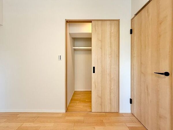 衣替えの手間をカット、オールシーズンの衣類をまとめられるウォークインクローゼット付。