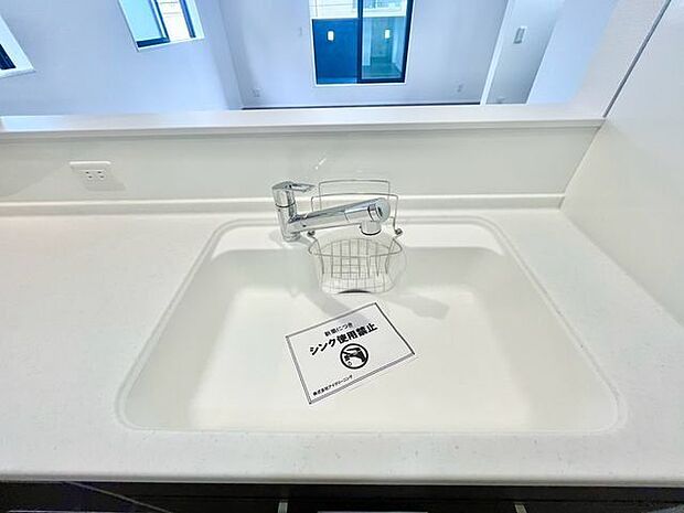 キレイなお水がいつでも、安心して飲める浄水器内蔵型水栓付き。