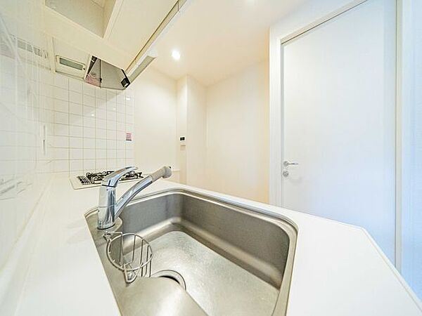 大きな調理器具や食器類もゆったり洗えるシンクです。